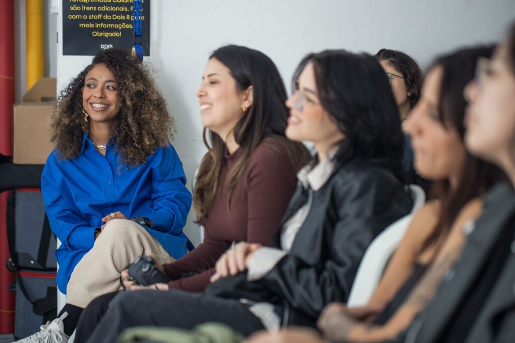 Grupo de mulheres brasileiras participando de um curso